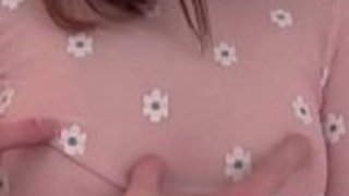 日向ゆりは、彼女の毛深いマフを弄ぶために広がる 日向ゆりは、彼女の毛深いマフを弄ぶために広がる