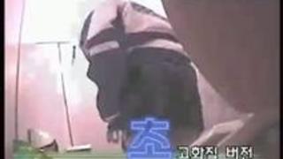 とってもオーソドックな女子トイレの隠し撮り映像 とってもオーソドックな女子トイレの隠し撮り映像
