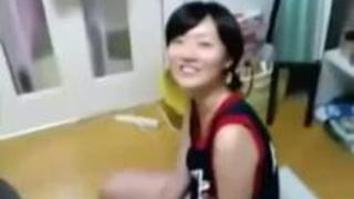 【エロ動画】いちゃいちゃボーイフレンドと密着しながらチンチンをシゴいたりなめる美女 【エロ動画】いちゃいちゃボーイフレンドと密着しながらチンチンをシゴいたりなめる美女