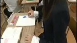 授業中なのに教室の片隅でクラスの男子をフェラチオする淫乱な女子校生さんww 授業中なのに教室の片隅でクラスの男子をフェラチオする淫乱な女子校生さんww