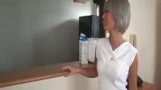 銀髪黒ギャルの見た目に反して献身的な良い主婦AIKAがお義父さんに襲われてしまう動画 銀髪黒ギャルの見た目に反して献身的な良い主婦AIKAがお義父さんに襲われてしまう動画