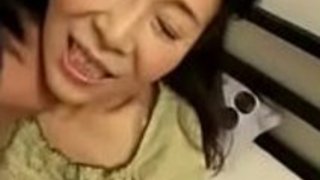 若い息子が日本の熟年ママを責める 若い息子が日本の熟年ママを責める