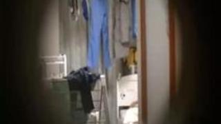 【盗撮動画】一人暮らしの超カワイイ素人JDちゃんが全裸になってブラッシングしてる無防備なところドアの覗き穴から盗撮することに成功したよw 【盗撮動画】一人暮らしの超カワイイ素人JDちゃんが全裸になってブラッシングしてる無防備なところドアの覗き穴から盗撮することに成功したよw