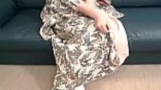 きものかわい子が脚を広げて、猫を照らす - 日本のポルノ きものかわい子が脚を広げて、猫を照らす - 日本のポルノ