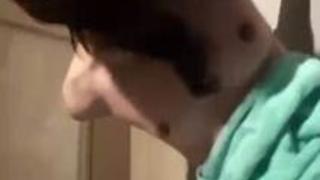 完全なまな板貧乳の美熟女が仰向けのまま全身を触られまくります。真っ黒の剛毛おまんこをイジられて身動きひとつ取らずに微妙に感じています。 完全なまな板貧乳の美熟女が仰向けのまま全身を触られまくります。真っ黒の剛毛おまんこをイジられて身動きひとつ取らずに微妙に感じています。