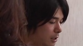 少年は赤ちゃんに面するお母さんを愛している 少年は赤ちゃんに面するお母さんを愛している