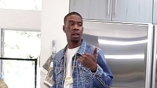 キッチンカウンターでアジアのベイビーが耕した キッチンカウンターでアジアのベイビーが耕した