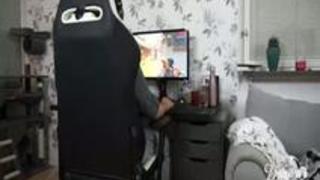 彫りの深い美人お姉さんがゲームに夢中な彼氏のデカチンをしゃぶって興味を引く 彫りの深い美人お姉さんがゲームに夢中な彼氏のデカチンをしゃぶって興味を引く