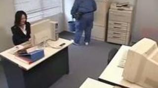 怪しい薬品で眠らされた美人OLが清掃員のおっさんに職場でレ○プされる 怪しい薬品で眠らされた美人OLが清掃員のおっさんに職場でレ○プされる