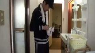 息子の嫁さんの無防備パンチラに勃起した俺、気付いた彼女は息子や妻にバレないように、こっそり挿入させてくれた 息子の嫁さんの無防備パンチラに勃起した俺、気付いた彼女は息子や妻にバレないように、こっそり挿入させてくれた