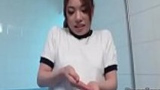 佐々木恵美はシャワーで彼女の厄介な側面を見せている 佐々木恵美はシャワーで彼女の厄介な側面を見せている