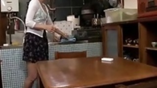 日本の主婦の熟女が息子の友人を誘惑する - 1 日本の主婦の熟女が息子の友人を誘惑する - 1