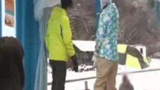 【マジックミラー号】 ダーリンがいても おかまいなしww ヌルヌルマッサージで興奮した男女が一線をこえズボッと挿入しちゃってる‼ 【マジックミラー号】 ダーリンがいても おかまいなしww ヌルヌルマッサージで興奮した男女が一線をこえズボッと挿入しちゃってる‼