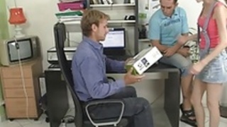 ヨーロッパのブロンドの十代は彼を不正行為 ヨーロッパのブロンドの十代は彼を不正行為