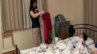 【黒髪】黒髪ロング、巨乳でキレイな人妻さんとマットプレイをする男性 【黒髪】黒髪ロング、巨乳でキレイな人妻さんとマットプレイをする男性