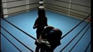 日本の女の子の拷問ラックの少年 日本の女の子の拷問ラックの少年