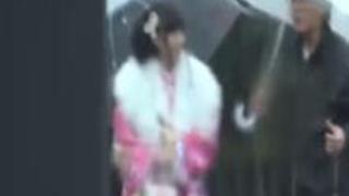 成人式帰りの20歳の女の子恥じらい... 成人式帰りの20歳の女の子恥じらい...