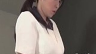 サトナカユイは、彼女の窮屈な膣の大きなおもちゃを試してみる サトナカユイは、彼女の窮屈な膣の大きなおもちゃを試してみる