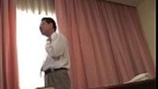 彼女の曲線をエロティックに見せながら、床の上の鞍馬杏奈 彼女の曲線をエロティックに見せながら、床の上の鞍馬杏奈