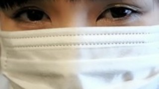 かわいい日本の女の子がマスクを試してみる かわいい日本の女の子がマスクを試してみる