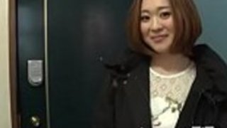 乳房の日本人は彼女のボトムを見せます 乳房の日本人は彼女のボトムを見せます