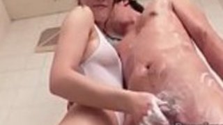 牧村ひなは、シャワーで激しい雄鶏を楽しむ 牧村ひなは、シャワーで激しい雄鶏を楽しむ