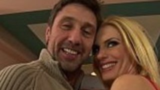 美しいブロンドは、彼女のコルセットを荒い肛門性交 美しいブロンドは、彼女のコルセットを荒い肛門性交