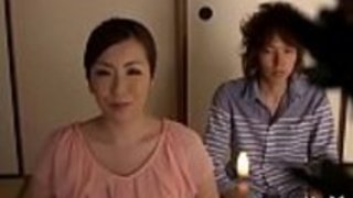 愚かなおばあさんが激しく殴られる 愚かなおばあさんが激しく殴られる