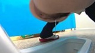 無修正 JKが和式トイレでおしっこ 無修正 JKが和式トイレでおしっこ