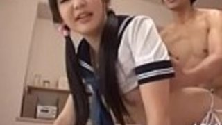 おもちゃにベイビー・クンズを留めた おもちゃにベイビー・クンズを留めた