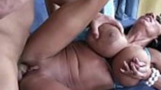 巨大な偽のおっぱいを持つブルネット・ミルフは、荒い掘削を楽しむ 巨大な偽のおっぱいを持つブルネット・ミルフは、荒い掘削を楽しむ