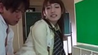 オリエンタル女子生徒の猫の吸う行為 オリエンタル女子生徒の猫の吸う行為