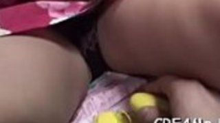 彼女はその棒に乗るのが大好きです 彼女はその棒に乗るのが大好きです