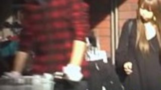 日本のベイビーは猫をこすります 日本のベイビーは猫をこすります