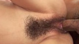 スリムな日本の女装で活発なスプーンで濡れたオマンコをやっている