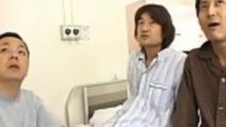 看護師はそれを犬の位置に取る 看護師はそれを犬の位置に取る