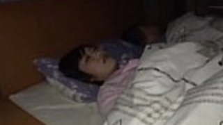 自然な胸で眠っている日本の妻は、POVでぬるぬきのフェラチオを与えます 自然な胸で眠っている日本の妻は、POVでぬるぬきのフェラチオを与えます