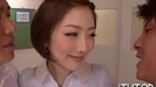 女の子はガッツーと演劇を見せつけます 女の子はガッツーと演劇を見せつけます