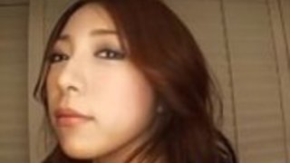 上品なアジア人のスチュナーは熱狂的に雄鶏を吸う 上品なアジア人のスチュナーは熱狂的に雄鶏を吸う