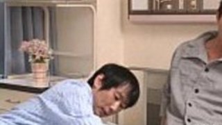 胸肉のアジアンハニーのための巨大な肛門 胸肉のアジアンハニーのための巨大な肛門