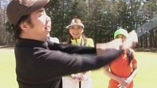 日本のティーン・ゴルフの娼婦たちは、二人の男でティーンエイジとクリームに襲われる 日本のティーン・ゴルフの娼婦たちは、二人の男でティーンエイジとクリームに襲われる