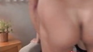 シャイ・ヤング、日本のメイドを怒らせる シャイ・ヤング、日本のメイドを怒らせる