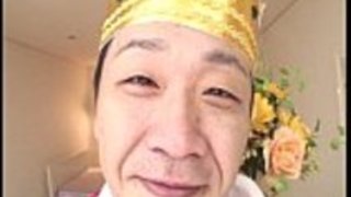 アイウチの役割は、彼が彼女のアパートの王だと思う角質の男と一緒に演じる アイウチの役割は、彼が彼女のアパートの王だと思う角質の男と一緒に演じる