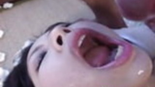 3人でアジア人の赤ん坊の指が彼女を指差した 3人でアジア人の赤ん坊の指が彼女を指差した