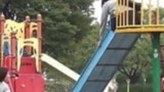 いたずらな学生がおしっこする いたずらな学生がおしっこする