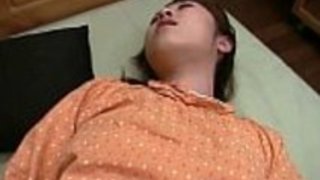 猫は、彼女の最初のフェラチオを与える日本の繊細な十代の指 猫は、彼女の最初のフェラチオを与える日本の繊細な十代の指