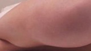 ベッドでストレッチしているすばらしい十代の若い体操選手は、少しオマンコを吹き飛ばします ベッドでストレッチしているすばらしい十代の若い体操選手は、少しオマンコを吹き飛ばします