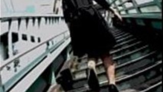 日本人女性が東京のダウンタウンを歩く 日本人女性が東京のダウンタウンを歩く