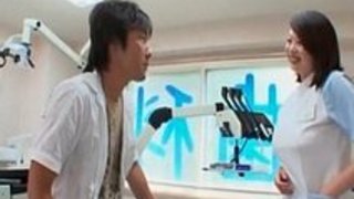 歯科医師が仕事の合間に助手の巨乳を揉みながらチ○コしごかせてるw 歯科医師が仕事の合間に助手の巨乳を揉みながらチ○コしごかせてるw