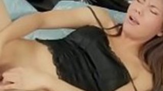 彼女のぬれた膣に深く熱いおもちゃを滑り込ませる 彼女のぬれた膣に深く熱いおもちゃを滑り込ませる